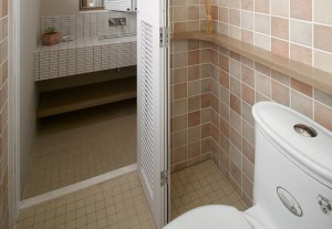 【衛生間裝修效果圖】為了更好的使用衛生間，將馬桶淋浴與洗漱臺分開，使用起來更加的方便并且空間也會相對