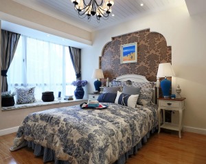 【卧室】精心设计的床头背景墙挂上了海边装饰画，给人一种自然浪漫的感觉。海蓝色的床头灯更显地中海风格。