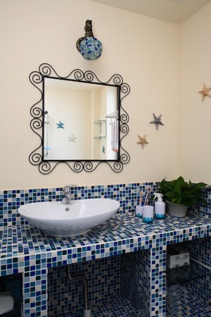  【卫生间】将蔚蓝也延伸至卫生间，在洗漱的同时，也能私享片刻清爽。深蓝色的马赛克洗手台充满了创意，让