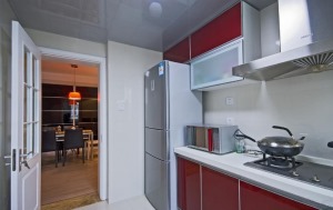 【厨房装修效果图】厨房也是装饰成现代风格，白色的开门和浅色的防滑地砖，台面挑选浅色的石英石台面搭配着