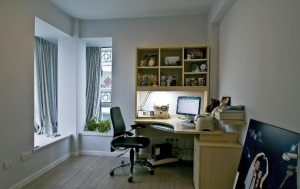 【書房裝修效果圖】書房設計成一個轉角書桌，書柜設計的也比較簡潔，材質選用原木色白蠟木顯得溫馨舒適。