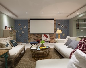 【客厅】客厅是年轻的现代风格，白色地砖、铁质茶几、砖体电视墙，搭配白色的布艺沙发，整个空间都显得简洁