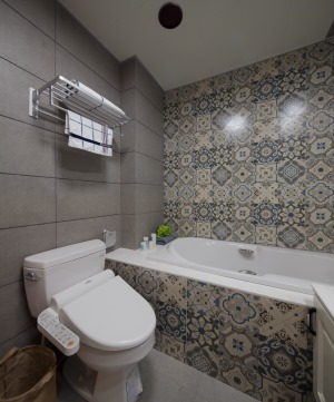 【卫生间】卫生间整体以灰色调的墙砖与地砖，搭配显得简约又时尚大方的感觉，浴缸旁花砖的铺设更显设计感，