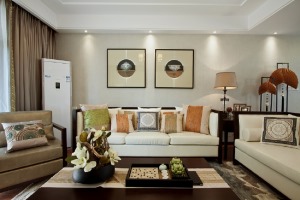 【客厅】客厅整体色调以儒雅内涵的胡桃木色为主调，搭配米色与白色，以色彩表现悠然的东方意蕴。现代中式风