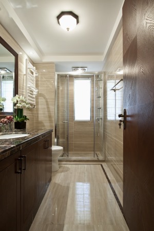 【衛生間】衛生間整體以淺棕色調的墻磚與地磚，搭配顯得簡約又時尚大方，干濕分離的格局設計也是非常的實用