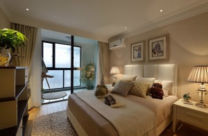 【卧室】主卧落地窗的设计让空间充满了阳光，木质元素让整个卧室显现出一种自然的舒适感。装饰面上讲究点到
