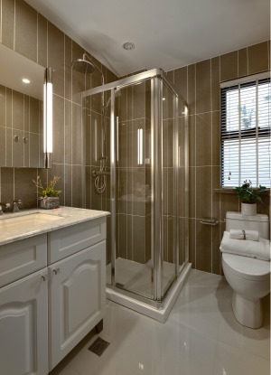 【衛生間】衛生間采用干濕分區的方法，做了一個玻璃隔斷把淋浴分割出來，鏡子旁的現代化壁燈，使整個空間顯