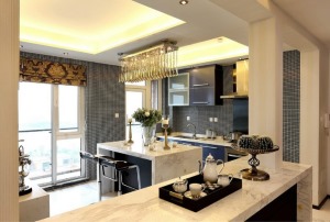 【厨房】厨房为开放式空间，白色的操作台给人一种干净整洁的感觉，深蓝色的橱柜十分的大气，配上华丽的吊灯