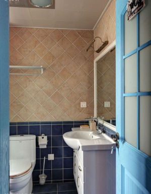 【卫生间】墙裙用蓝色的砖块铺设而且墙面则是用红砖斜铺，在形态和颜色上都有一定的区分，把地中海风格的特