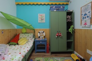 【儿童房】床头摆放着的小荷叶十分可爱，大型的玩偶可以陪着孩子睡觉，房间整体设计得充满童趣，又兼顾睡觉