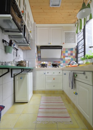 【厨房】厨房是一个家的运转中心，善用每分每寸对于一个空间不大的厨房来说尤为重要。厨房的左手边设计了早
