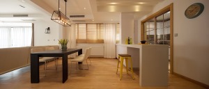 【餐厅】承接厨房与客厅的中间位置，宽敞而又简单的日常生活用一桌四椅便可。花瓶、灯饰、桌椅很有设计感，