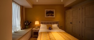【卧室】昏暗的灯光将内心最柔软的地方照亮，黄色的墙面即使是在白天也给人温暖的感觉，家具是业主精挑细选