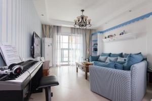 【客厅】轻描淡写的地中海风格，但是从方方面面都能够看出来其特点特色，淡蓝色的装饰线条以及沙发窗帘的辅