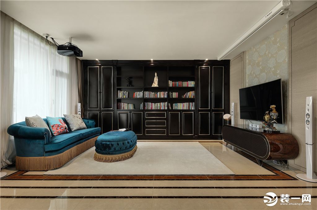 设计师巧妙的通过空间规划，将客厅空间延伸，不仅让两者进行了流畅的互动，也营造出奢华大气的住宅风范。