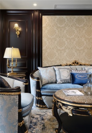 客厅顶面金色的运用和客厅的主体色相呼应，达到空间风格的相互融合统一