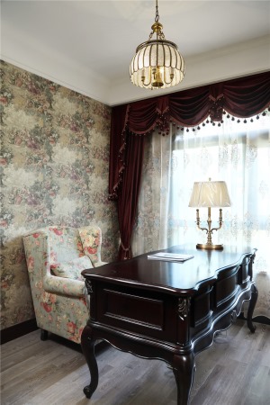 金色吊灯，描金餐椅，蓝色靠背，正好与客厅相呼应，和谐统一。