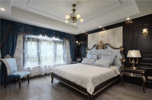 主卧室背景采用米色墙纸和黑色护墙板，减弱视觉在卧室空间的疲劳感，对称的分布在卧室，形成一个围合空间
