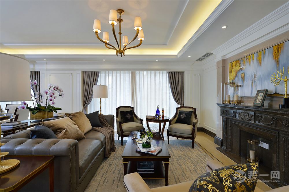 皮质的沙发加上客厅的一抹金色 把整个家显得更有气质