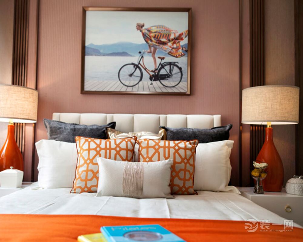 在整个空间里，采用了简单质朴的壁纸，展现出橙色带来的华丽之感和都市魅力，无论是厨房还是房间局部橘色点