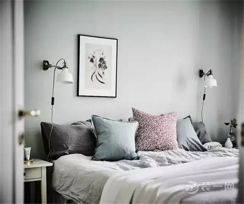 主卧一改客厅全白的风格，采用了清爽的草灰色墙面，素雅温馨。