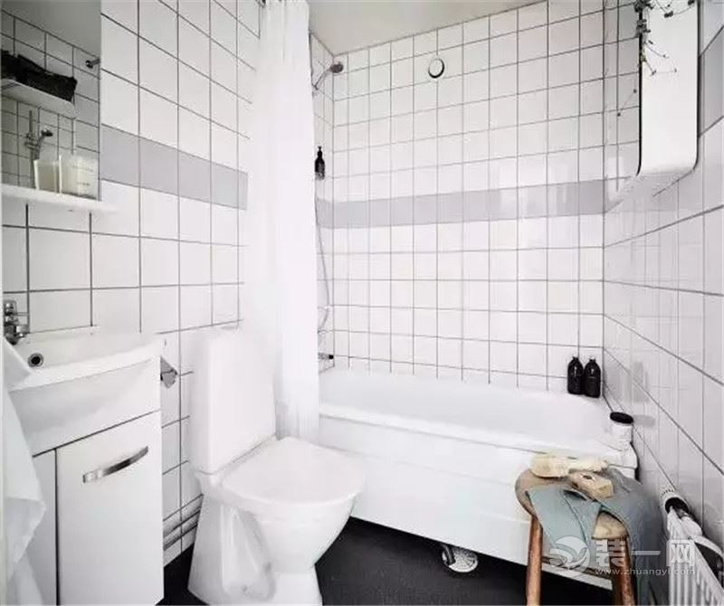 卫浴室选用了浴帘将干湿区分开，一条略挑高的腰线让浴室显得不那么单调。