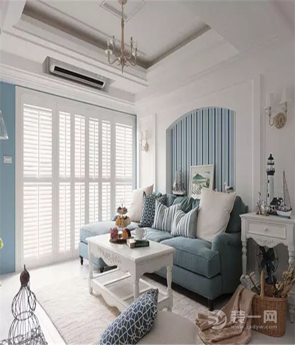 这是一套128平地中海装修风格的案例，客厅是使用蓝色为主色调，显得客厅十分的高雅。还有大海的气息迎面