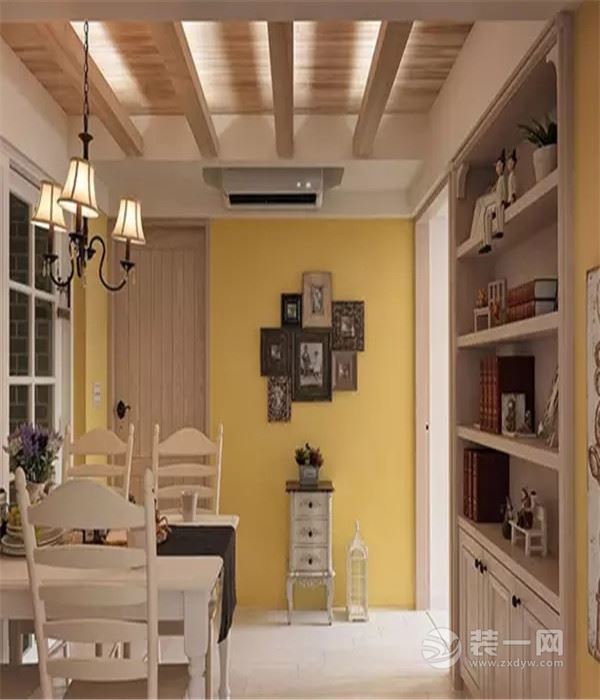 木家具和木吊顶的运用，让这个空间更加温馨。