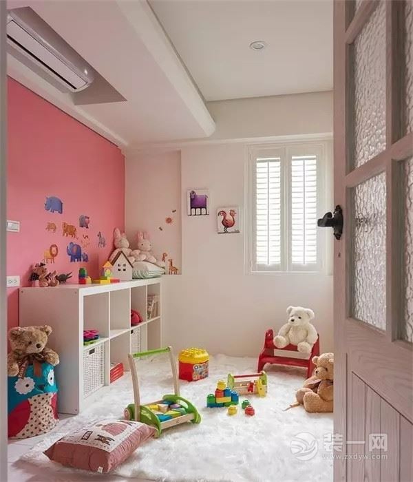 儿童房很温馨，粉红色的墙面和白色的墙面还有地毯搭配在一起，非常的完美。