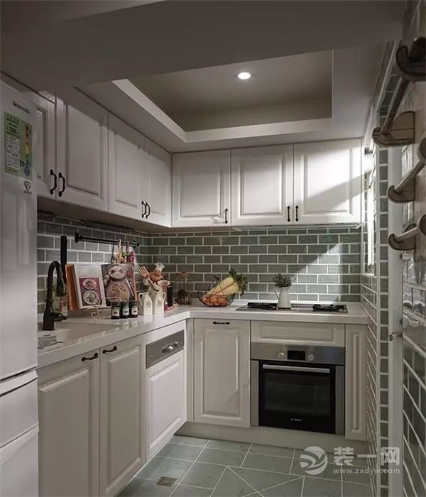 厨房采用蓝色系文化砖铺贴，L型橱柜很实用。