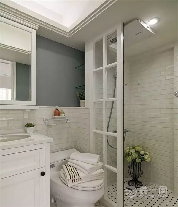 卫生间淋浴房的设计也是很漂亮的。