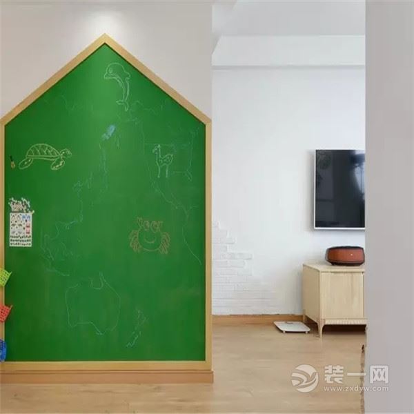壁橱边上是供孩子涂鸦玩的绿色黑板墙，别致的绿色显得更有活力。
