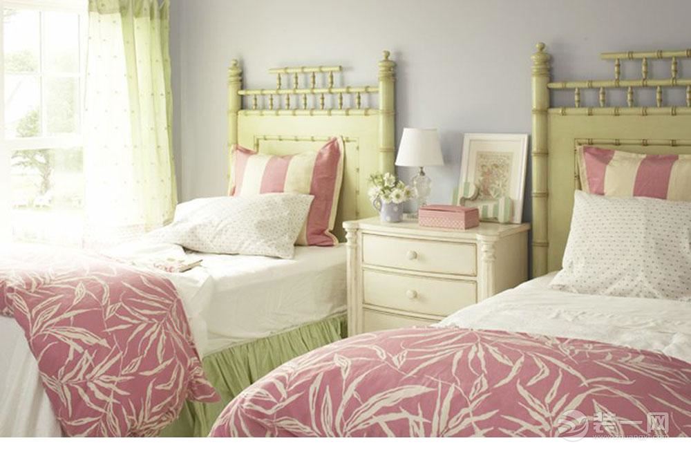 卧室，欧式的床头柜让整间房间都变得优雅起来。