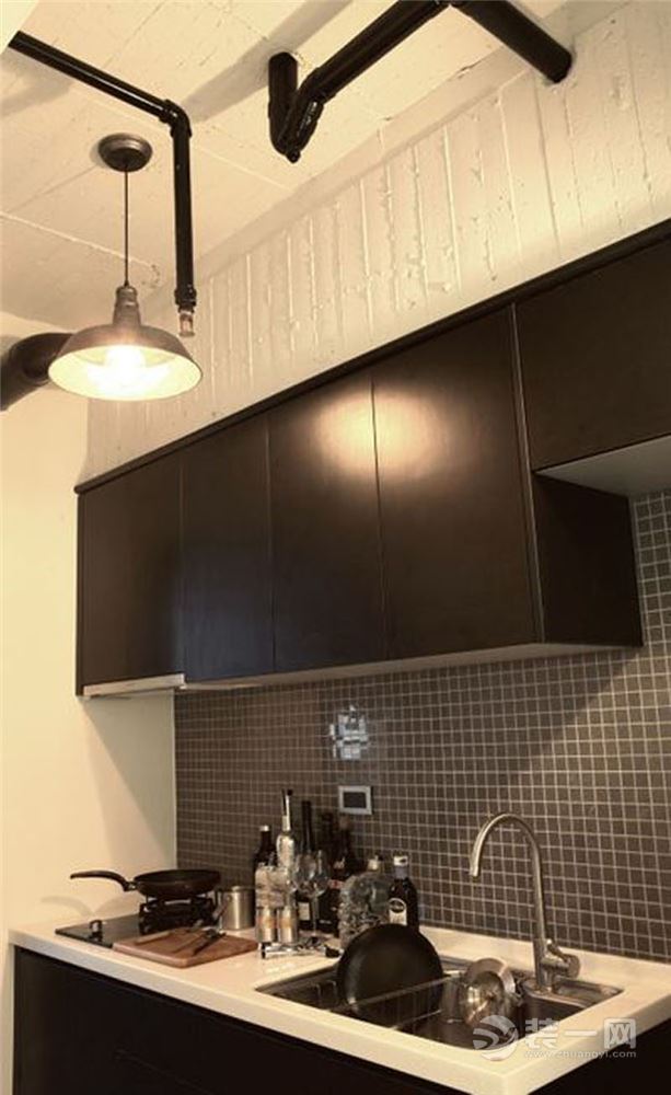 厨房空间的颜色以黑白时尚色为主线，便于清洁也很时尚。