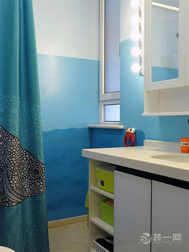 卫生间蓝色背景墙带有一丝海洋的清新感。