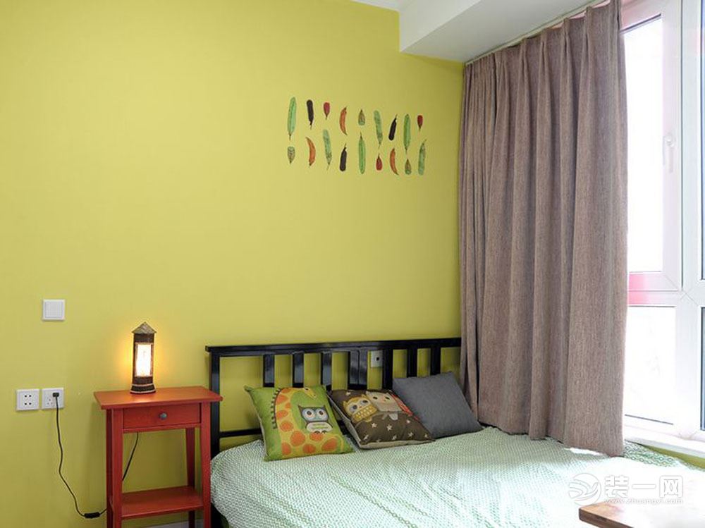 卧室采用黄色的背景墙设计，颜色鲜明，整体空间舒适自然。