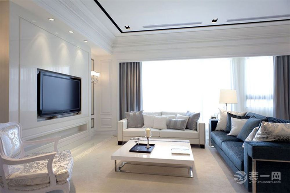客厅采用白色，孔雀蓝的天鹅绒沙发精致又典雅，成为明艳的风景，明净雅致的色彩营造出轻奢内敛的居家格调。