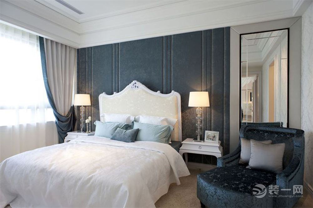 卧室与公共空间风格一致，雍容典雅的孔雀蓝延伸到这里，带来高贵大气的意境。