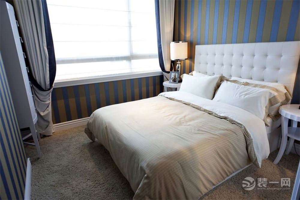 卧室的装饰简单雅致，条纹壁纸的铺陈带来温馨暖意。