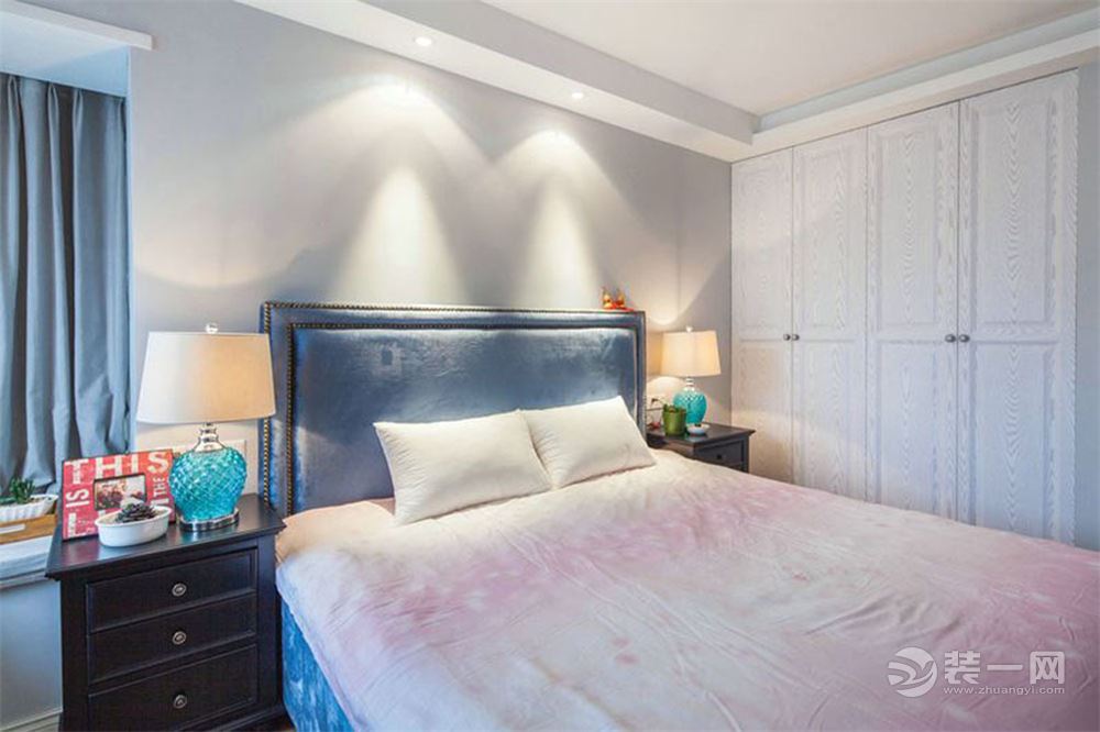 卧室，复古蓝色的床占据着主要空间，樱桃色的床头柜看起来很好看。
