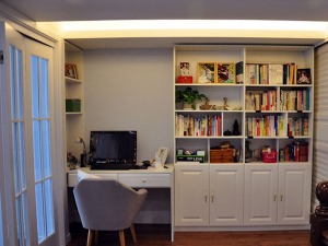 书房，书桌和书柜一体。