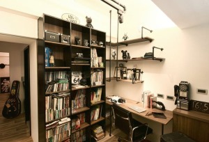 书房平常是创作灵感的发想地，也放置公仔玩具和书籍。