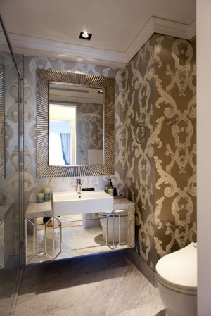卫生间以精致典雅的图腾壁纸，让轻奢格调更加融入日常生活。