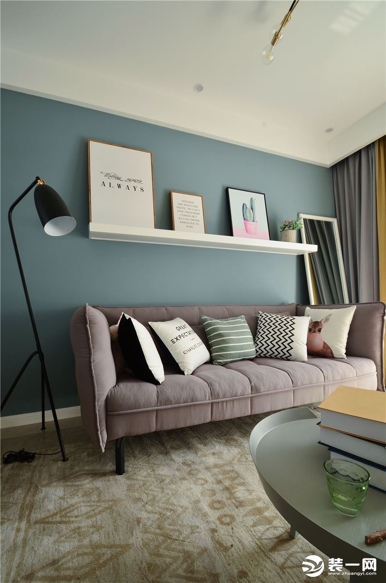 客厅2  灰蓝色的沙发背景墙,搭配灰色系的布艺沙发,简单时尚