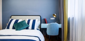 次卧  灰蓝色的墙面色漆，搭配蓝白条的床品，活泼大气