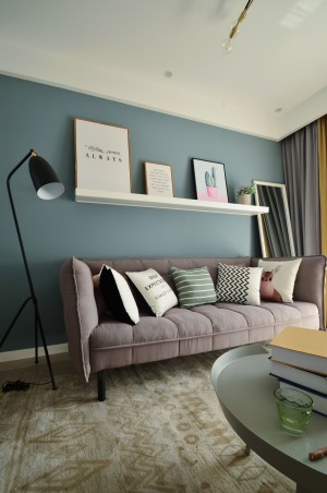 客厅2  灰蓝色的沙发背景墙，搭配灰色系的布艺沙发，简单时尚
