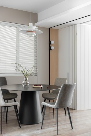 选用沉稳的黑色岩板餐桌，使得餐厅更加静谧，丰富空间层次感。