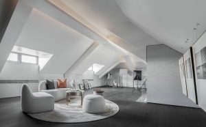 三楼的阁楼在设计上突破传统，被打造成了一个摄影工作室，选用白色沙发搭配风格简雅的圆桌营造慵懒与舒适感