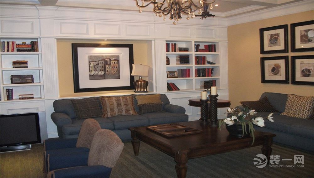 客厅：复古造型的组合沙发，以及茶几都具有上乘的质感，让美式古典风格得以进一步的彰显
