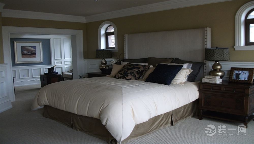 卧室：家居自由随意、简洁怀旧、实用舒适；暗棕、土黄为主的自然色彩